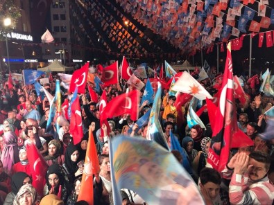 Kocaeli'de AK Parti Önünde Kutlamalar Başladı