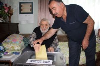 Kula'da 2 Seçmen Seyyar Sandıkta Oy Kullandı