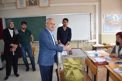Mehmet Ceylan Ve Milletvekili Adayları Oylarını Kullandı