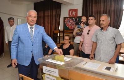 Mersin'de Oy Verme İşlemi Olaysız Devam Ediyor