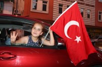 YAŞLI KADIN - Nevşehir'de AK Parti İl Başkanlığı Önünde Kutlama Yapılıyor