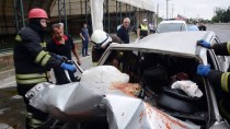 ALİHAN - Otomobil Park Halindeki Tıra Çarptı Açıklaması 1 Ölü, 2 Yaralı