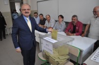 SÜLEYMAN ÇAKıR - Vali Çakacak Oyunu Eşi Kevser Çakacak İle Kullandı