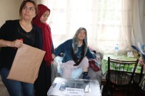 YAŞLI KADIN - Yaşlı Ve Hasta Vatandaşlar Seyyar Sandıklarda Oy Kullandı