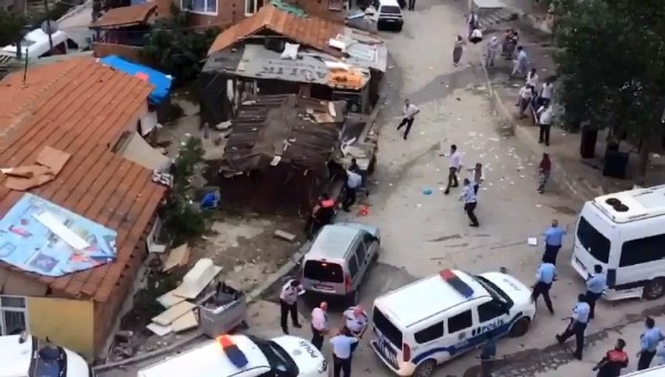 Düğünde onlarca kişi birbirine girdi