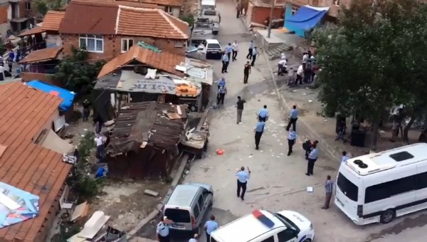 Düğünde onlarca kişi birbirine girdi