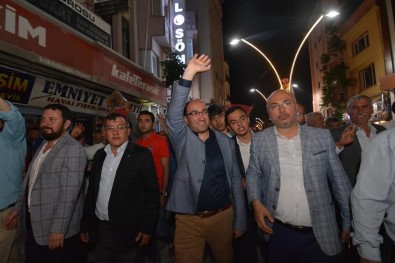 Sandıklı'da Seçim Zaferi Belediye Balkonundan Kutlandı