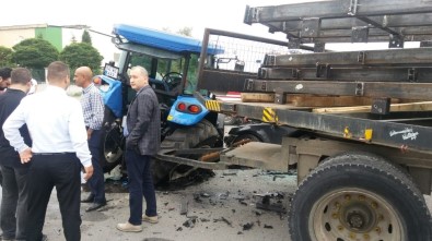 Traktör İle Otomobil Çarpıştı Açıklaması 2 Yaralı