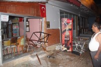 TİCARİ TAKSİ - Antalya'da Taksiyle Çarpışan Otomobil İşyerine Girdi