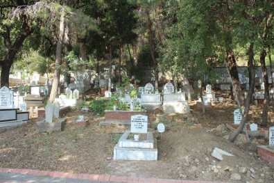 Mezarı Tahrip Edip 'Bu İş Bitmedi' Yazan Şüpheli Yakalandı