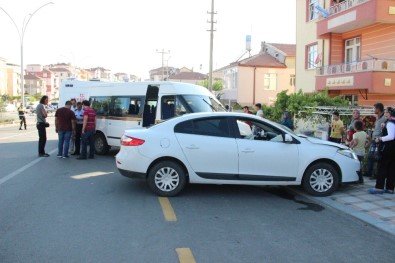 Otomobil İle Çarpışan Minibüs Yolun Karşı Şeridinde Başka Bir Otomobile Çarptı Açıklaması 2 Yaralı