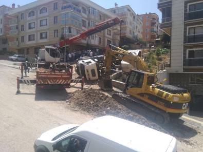 Başkent'te Belediyeye Ait Kamyon Devrildi Açıklaması 1 Yaralı