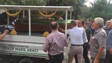 Edirne'de Eşi Tarafından Öldürülen Kadın Toprağa Verildi