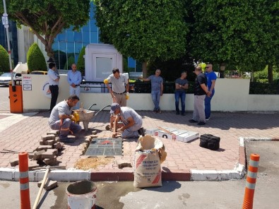 Muratpaşa'da Kaldırımlar Güneşle Aydınlanıyor