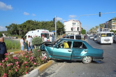 Antalya'da Suriyeli İşçileri Taşıyan Otomobil Kaza Yaptı Açıklaması 5 Yaralı