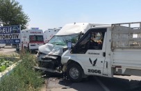 ÇADIR KENT - Minibüsle Kamyonet Çarpıştı Açıklaması 8 Yaralı