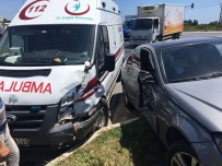 OKURCALAR - Antalya'da Hasta Taşıyan Ambulans Otomobille Çarpıştı Açıklaması 2 Yaralı