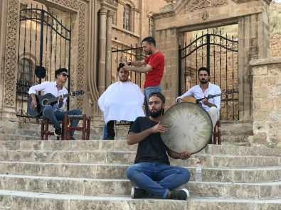 'Çılgın Berberden' Mardin manzaralı tıraş