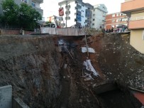 TEMEL KAZISI - Kocaeli'de İstinat Duvarı Yıkıldı, Vatandaşlar Korkudan Evlerinden Çıkamadı