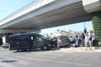 Manavgat'ta Turist Transfer Aracı Kazası Açıklaması 1'İ Alman Uyruklu 4 Yaralı