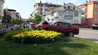 Zonguldak'ta Kontrolden Çıkan Otomobil Refüje Çıktı