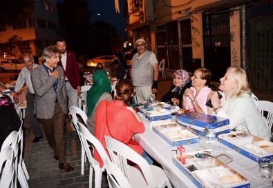 Beyoğlu'nda Sokaklar İftar Sofraları İle Rengarenk
