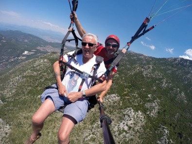 Eşinin Küllerini Yamaç Paraşütüyle Denize Savrudu