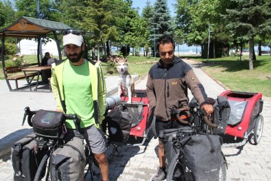 Köpekleriyle Türkiye Turuna Çıkan 2 Bisikletsever Beyşehir'de Mola Verdi