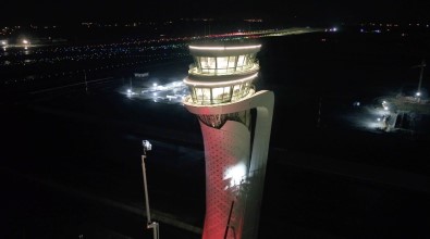 3. Havalimanı Kulesi Türk Bayrağı Renklerine Büründü