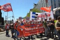 Avusturya'da Aşırı Sağcı Hükümet Protesto Edildi