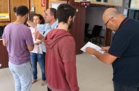 ENGELLİ ÖĞRENCİ - Öğrenciler Sınavda Veliler Dışarıda Ter Döktü