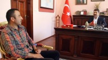 TEMİZLİK İŞÇİSİ - Sokakları Süpürürken Bulduğu Parayı Polislere Teslim Etti