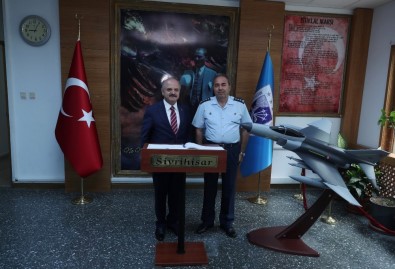 Vali Çakacak, Sivrihisar Hava Meydan Komutanlığı'nı Ziyaret Etti