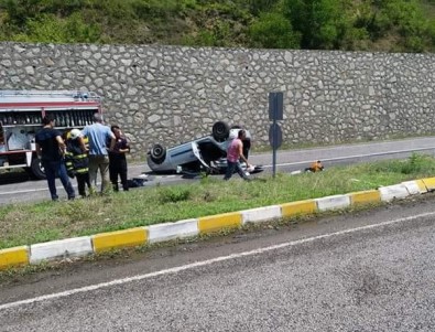 Zonguldak'ta Kontrolden Çıkan Araç Takla Attı;  2 Yaralı