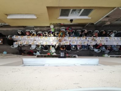 Bursa'da Çıkmaz Sokakta 50 Metrelik İftar Sofrası Kuruldu