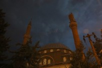 ZABITA EKİBİ - Diyarbakır'da Yıldırımın Düştüğü Minare Yıkıldı