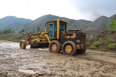 Erzurum'da Oltu-Narman Yolu Sel Nedeniyle 1,5 Saat Trafiğe Kapandı