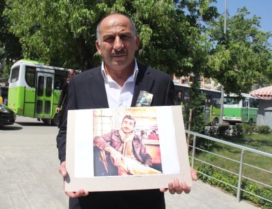 Kocaeli'de Tavuklu Pilavdan Öldüğü İddia Edilen Ailesi Oğlunun Fotoğraflarıyla Avunuyor
