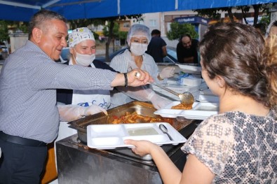 Kuşadası Belediyesi Davutlar'da İftar Yemeği Verdi