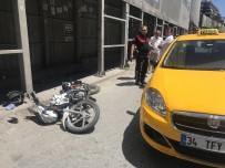 ŞIŞHANE - (Özel) Taksicinin Sıkıştırdığı Motosiklet Sürücüsü İskeleye Çarpıp Yaralandı