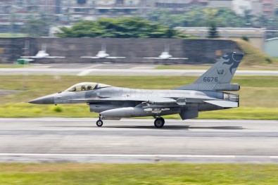 Tayvan'da Askeri Tatbikatta F-16 Kayboldu