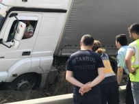 3 Köprü Yolunda Kaza Yapan Tır Sürücüsü, Ekipleri Zor Anlar Yaşattı