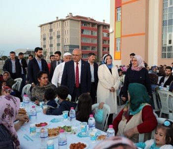 Afyonkarahisar Belediyesi'nin İftar Sofrası Dörtyol'da Kuruldu