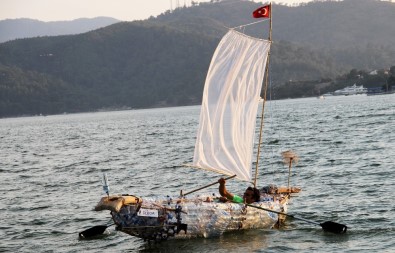 Atık Pet Şişelerden Tekne Yaptı, Denizde Yüzdürdü