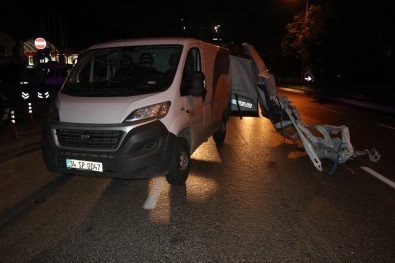 Beyoğlu'nda Kargo Aracı Kaza Yaptı; 2 Yaralı