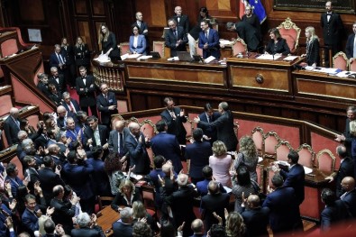 İtalya'da Hükümet Senato'dan Güvenoyu Aldı