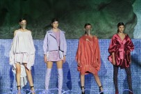 İZMIR EKONOMI ÜNIVERSITESI - İzmir Ekonomi'den Mezuniyet Defilesi