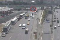 İNŞAAT ASANSÖRÜ - Kaldırımda Beklerken Üzerine Asansör Düştü.. O Anlar Kamerada