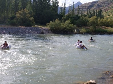 Kato Dağı Eteklerinde Pet Şişeli Ve Terlikli Rafting