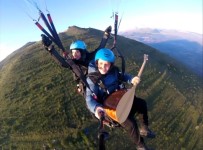 KÜLTÜR BAKANLıĞı - Gökyüzünde Bağlama Çalarak 3 Parça Seslendirdi